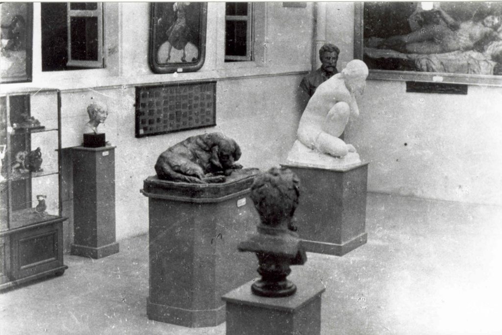 Vue d'une salle du musée dans l'ancienne sous-préfecture, entre 1937 et 1940