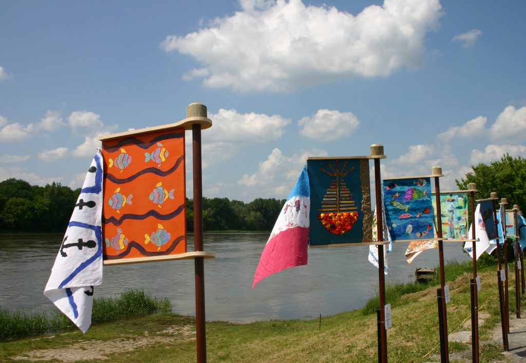 Giroués de mât de bateau réalisés par les écoles et centres sociaux du bassin de Cosne pour Loire en fête les 18 et 19 mai 2024